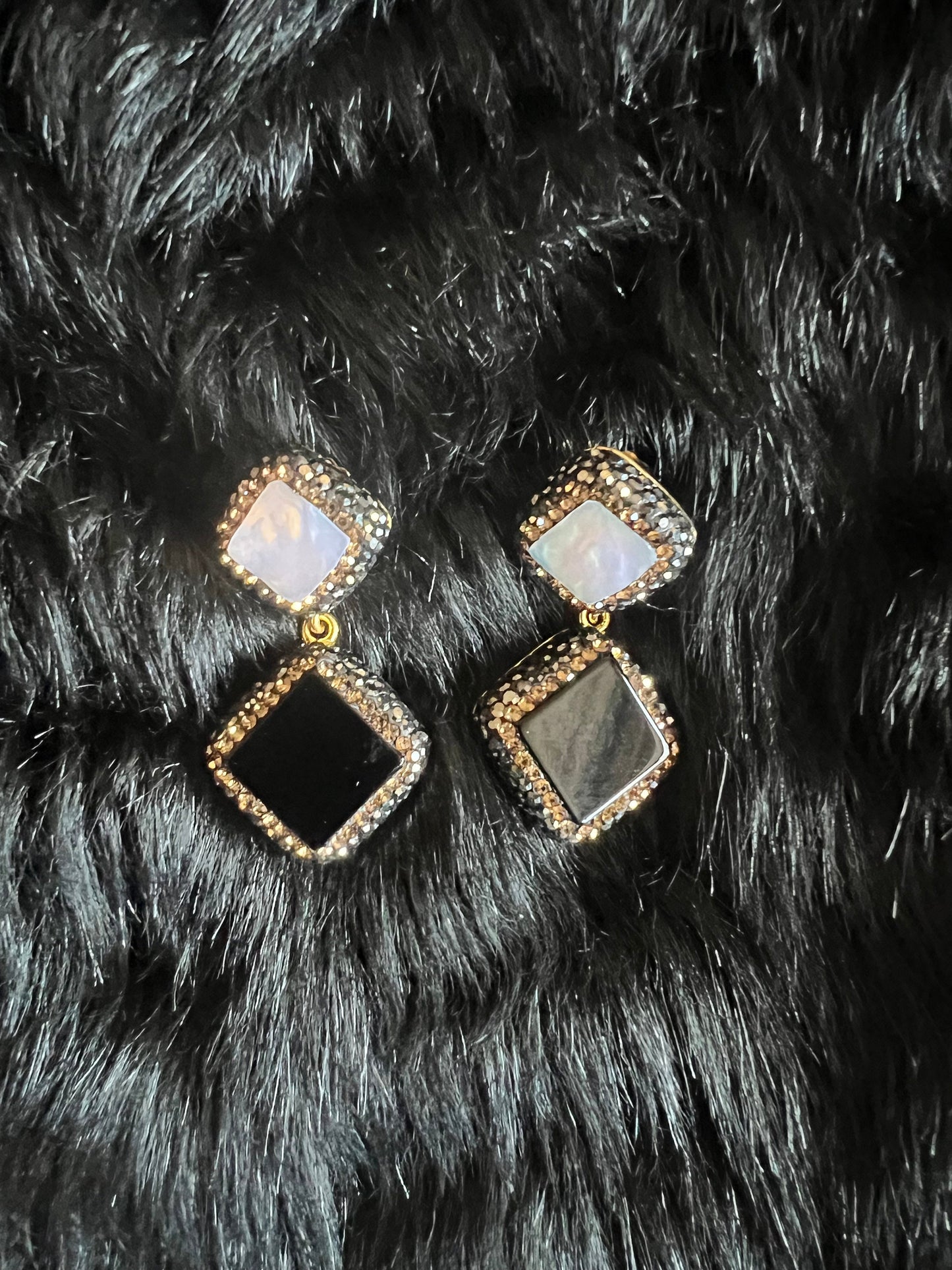 Pearl earrings with onyx, simulated emerald or natural turquoise