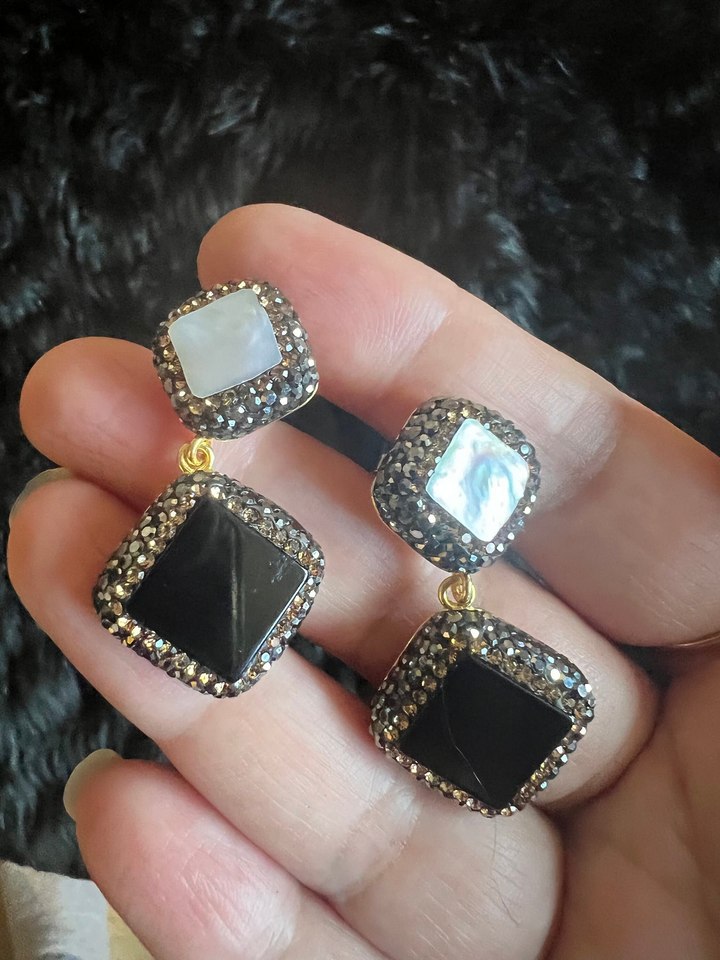 Pearl earrings with onyx, simulated emerald or natural turquoise